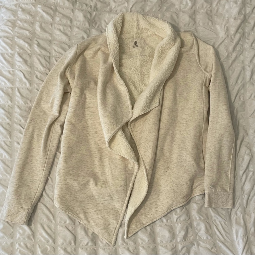 GAIAM white/cream top